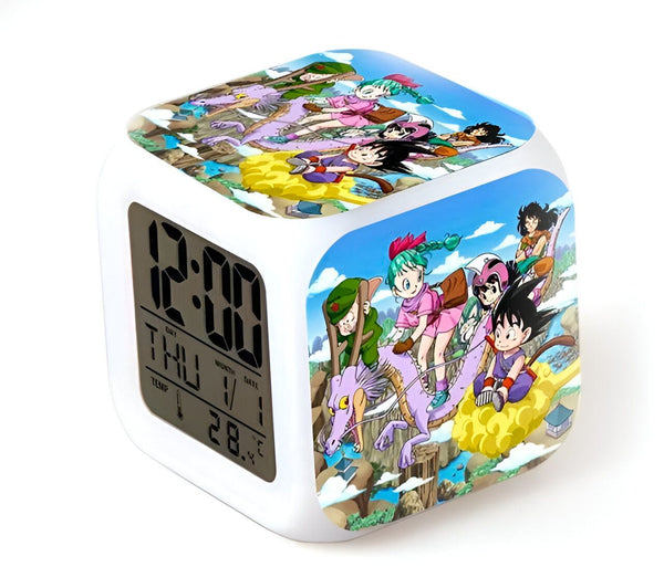 Une horloge numérique blanche avec une image de Son Goku et ses amis sur un dragon. L'horloge affiche l'heure, la date et la température.,RS-683243510X