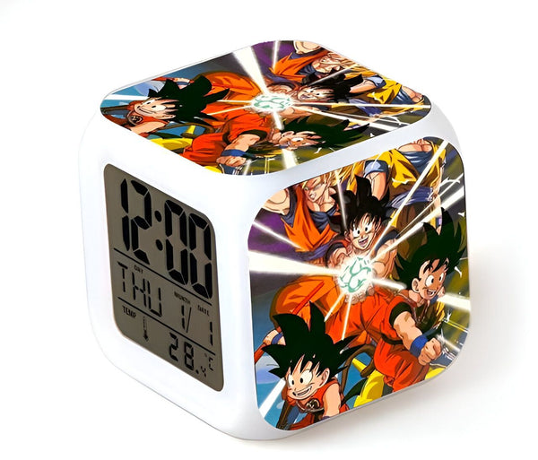 Une horloge numérique blanche avec une image de Son Goku, un personnage de la série animée Dragon Ball Z.,RS-2614284130