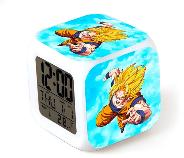 Une horloge numérique blanche avec un affichage LED bleu. L'horloge est décorée d'une image de Son Goku, un personnage de la série animée Dragon Ball Z.,RS-876311416X