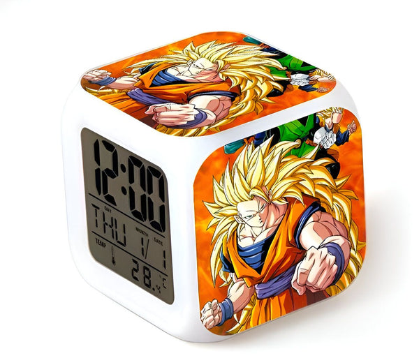 L'image montre un réveil numérique avec une image de Son Goku, un personnage de la série animée Dragon Ball Z. Le réveil est blanc avec un écran LED coloré. Il affiche l'heure, la date et la température.,RS-5996488302