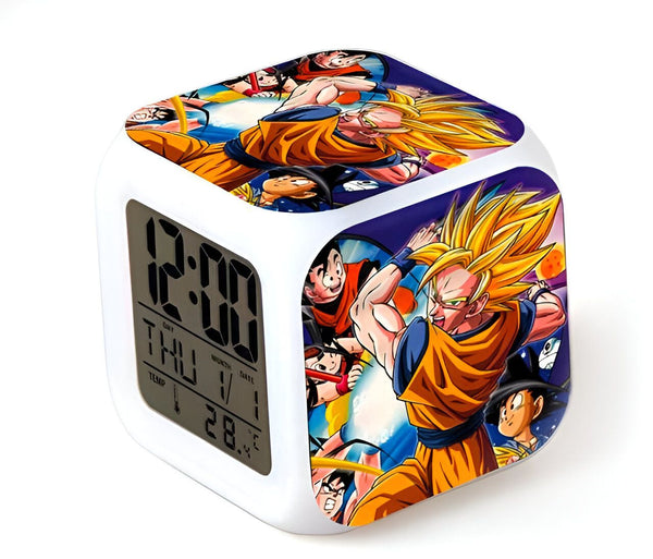 Une horloge numérique blanche avec un affichage LED coloré. L'horloge est décorée avec des personnages de la série animée Dragon Ball Z.,RS-5739263972