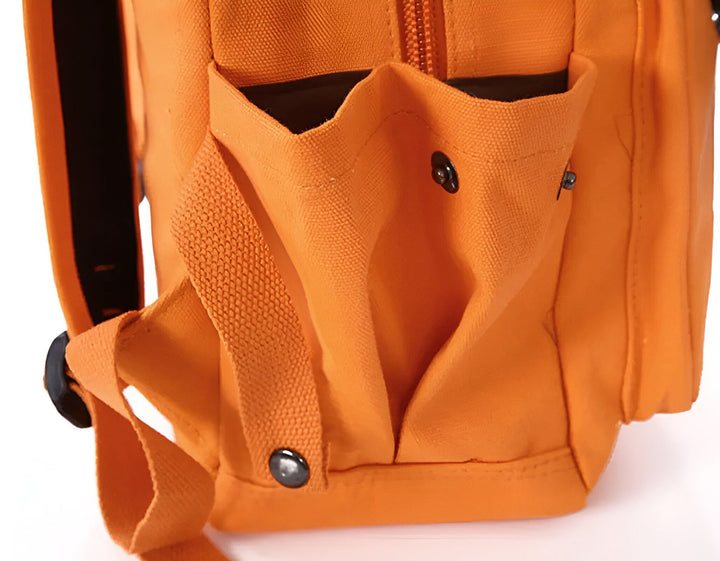 Une image d'un sac à dos orange avec une poche sur le côté. La poche est fermée par un bouton-pression.,SA-5637339694