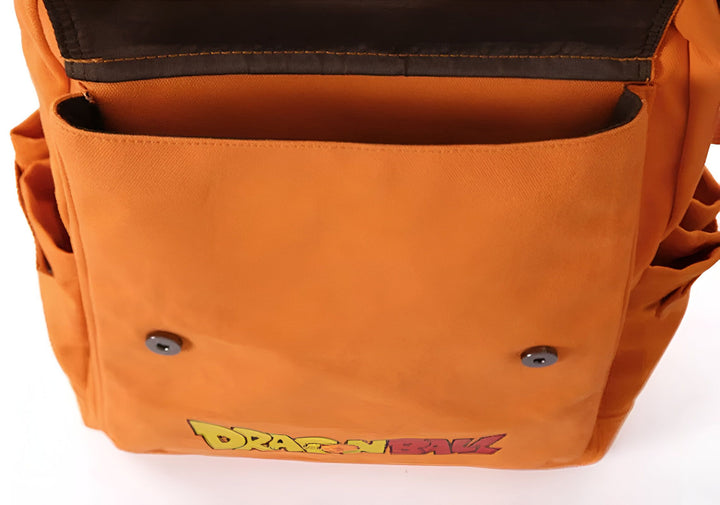 Le sac à dos orange possède une poche ouverte sur le devant. On peut apercevoir le logo de Dragon Ball Z en dessous de la poche.,SA-5637339694