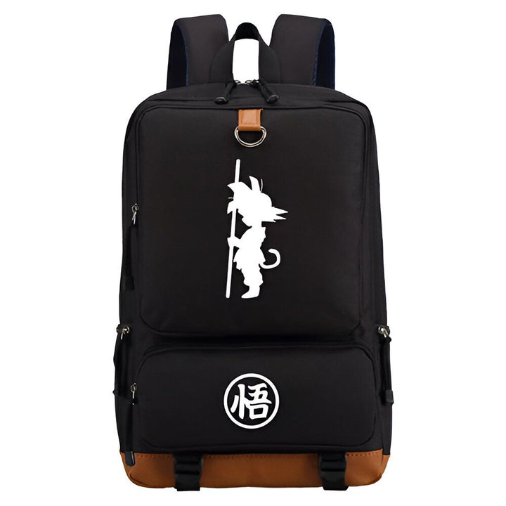 Le sac à dos est noir avec une image de Son Goku, un personnage de la série animée Dragon Ball Z. Il porte un bâton et est entouré d'un cercle rouge. Le texte "神" est écrit en japonais sur le rabat du sac à dos.,SA-9690459937