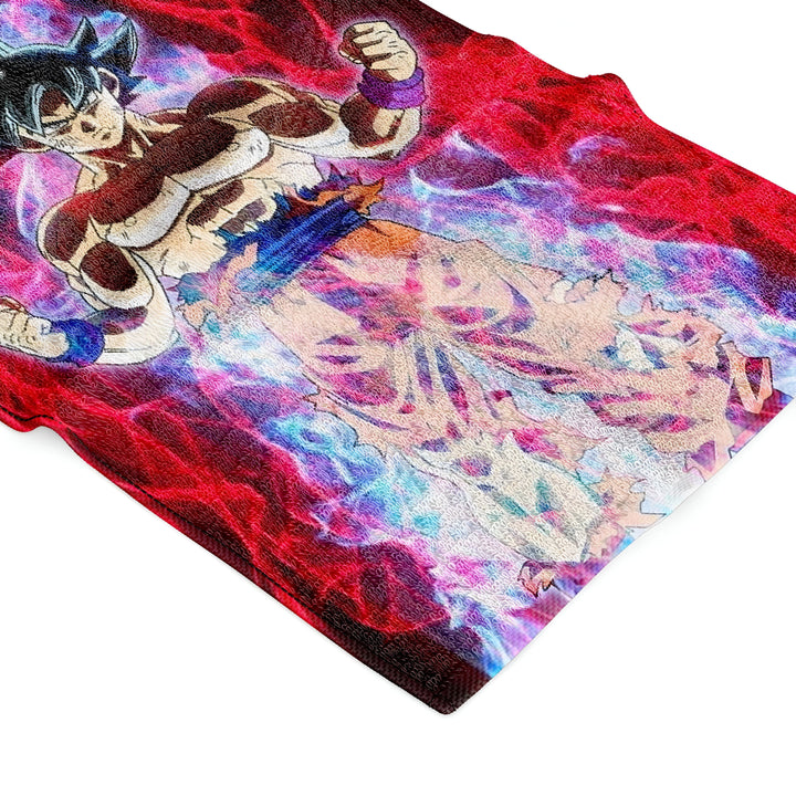 Une serviette en microfibre illustrée de Son Goku, un personnage de la série animée Dragon Ball Z. Il est représenté en train de se battre, avec ses cheveux bleus et son aura rouge.,SE-9220815451,SE-9315463153