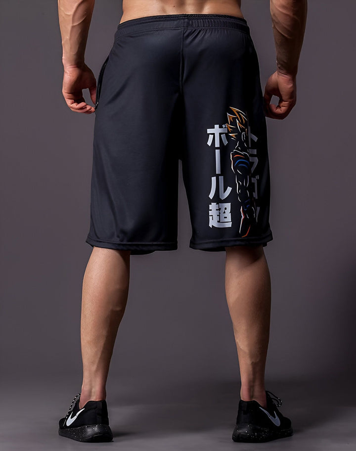 Un homme porte un short noir avec le logo de Dragon Ball Z.,SH-2392903018,SH-4750618705,SH-847511055X,SH-6104562280,SH-9715876870