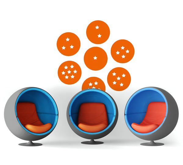 Trois chaises modernes orange et bleues sont disposées devant un mur blanc. Sur le mur, il y a des stickers orange en forme de boules de dragon.,ST-8044745785,ST-4808956071,ST-024978565X,ST-6806414893,ST-9962764548,ST-7153332553