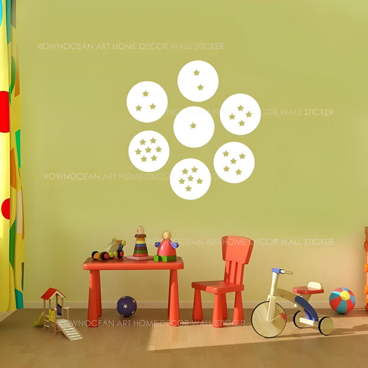 L'image représente sept boules de cristal blanches avec des étoiles jaunes à l'intérieur. Les boules sont disposées en cercle sur un mur vert. Il y a des jouets et des meubles dans la pièce.,ST-8044745785,ST-4808956071,ST-024978565X,ST-6806414893,ST-9962764548,ST-7153332553