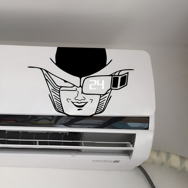 L'image représente un sticker mural d'un personnage de dessin animé, Freezer, de la série Dragon Ball Z. Freezer est représenté avec un sourire narquois et porte ses lunettes de combat. Il est placé au-dessus d'un climatiseur mural blanc.,ST-2499304162