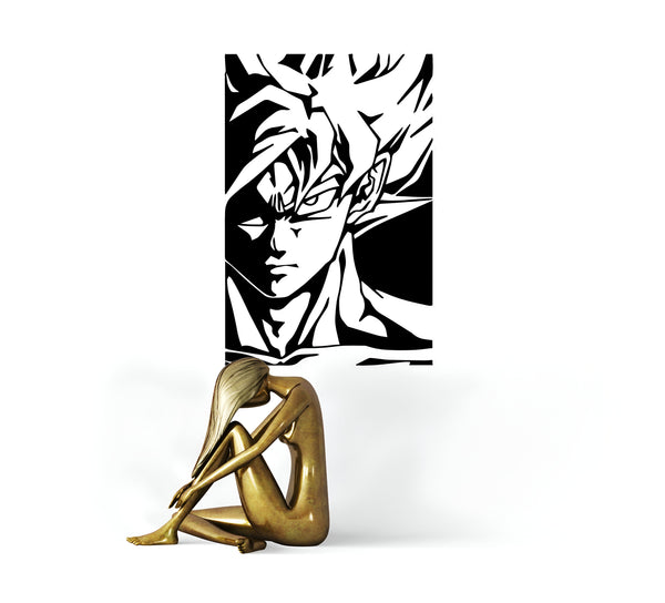 Une image en noir et blanc de Son Goku, un personnage de la série animée Dragon Ball Z, est accrochée au mur. Devant se trouve une statue en bronze d'une femme nue, accroupie et tenant ses genoux.,ST-2210216974,ST-1892241765,ST-0432622462