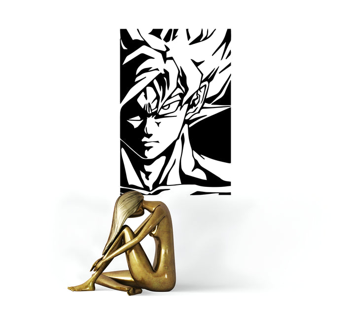 Une image en noir et blanc de Son Goku, un personnage de la série animée Dragon Ball Z, est accrochée au mur. Devant se trouve une statue en bronze d'une femme nue, accroupie et tenant ses genoux.,ST-2210216974,ST-1892241765,ST-0432622462
