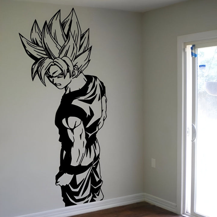 L'image représente un sticker mural de Son Goku, un personnage de la série animée japonaise Dragon Ball Z. Il est représenté de dos, avec ses cheveux hérissés et sa combinaison orange.,ST-9982590995,ST-080663216X,ST-360365191X