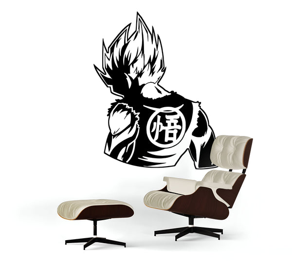 L'image représente un sticker mural en vinyle d'un personnage de dessin animé japonais, Son Goku, de la série Dragon Ball Z. Il est représenté de dos, avec les cheveux hérissés et le symbole "Kamehameha" dans le dos. Le sticker est noir et mesure environ 50 cm de haut. Il est placé sur un mur blanc, à côté d'un fauteuil et d'un repose-pieds en cuir marron.,ST-7307897822,ST-2123464120,ST-7606651434