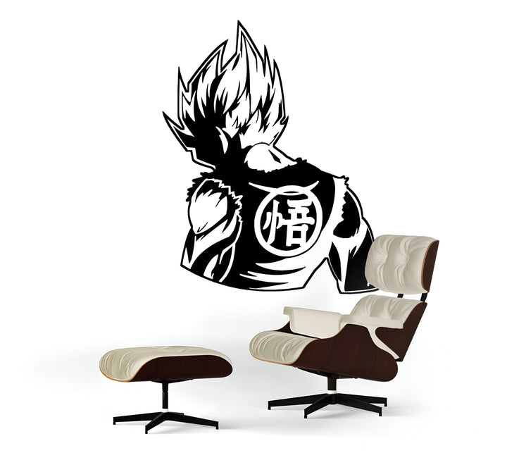L'image représente un sticker mural en vinyle d'un personnage de dessin animé japonais, Son Goku, de la série Dragon Ball Z. Il est représenté de dos, avec les cheveux hérissés et le symbole "Kamehameha" dans le dos. Le sticker est noir et mesure environ 50 cm de haut. Il est placé sur un mur blanc, à côté d'un fauteuil et d'un repose-pieds en cuir marron.,ST-7307897822,ST-2123464120,ST-7606651434