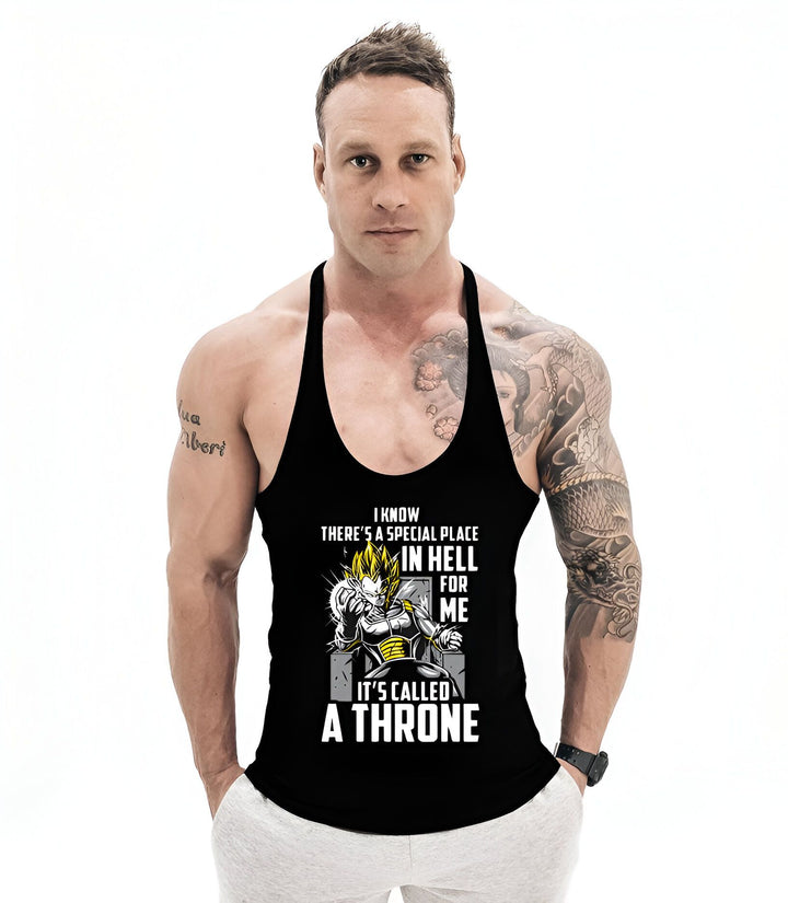 L'image représente un homme musclé portant un débardeur noir. Sur le débardeur, il est écrit "I know there's a special place in hell for me, it's called a throne". L'homme a des tatouages sur les bras et le torse. Il a l'air sérieux et déterminé.,ST-4765883957,ST-2187605930,ST-5282315793