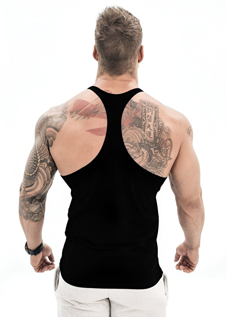 Un homme musclé avec des tatouages sur le dos porte un débardeur noir.,ST-4865052828,ST-0223873403,ST-9641315781
