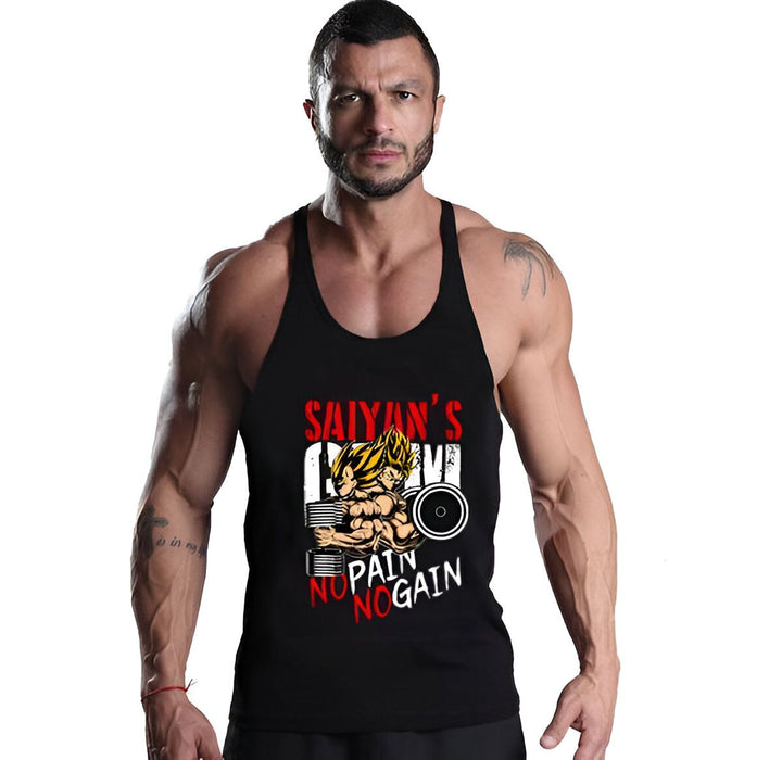 Un homme porte un débardeur noir avec un imprimé coloré représentant le personnage de Son Goku de la série animée Dragon Ball Z. Le texte sur le débardeur dit "Saiyan's Gym, no pain no gain", qui est une référence à la salle de gym de Vegeta, le prince des Saiyans.,ST-6312909085,ST-112317394X,ST-3916221884