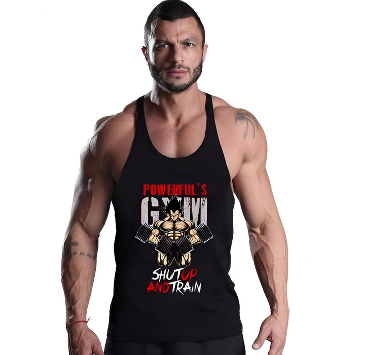 L'image montre un homme portant un débardeur noir avec un imprimé coloré représentant le personnage de Son Goku de la série animée Dragon Ball Z. Le débardeur est noir et l'imprimé est coloré. L'homme est musclé et porte une barbe. Il est en train de soulever des haltères. Le texte sur le débardeur est "Powerful's Gym" et "Shut up and train".,ST-7043545811,ST-135006307X,ST-204086265X