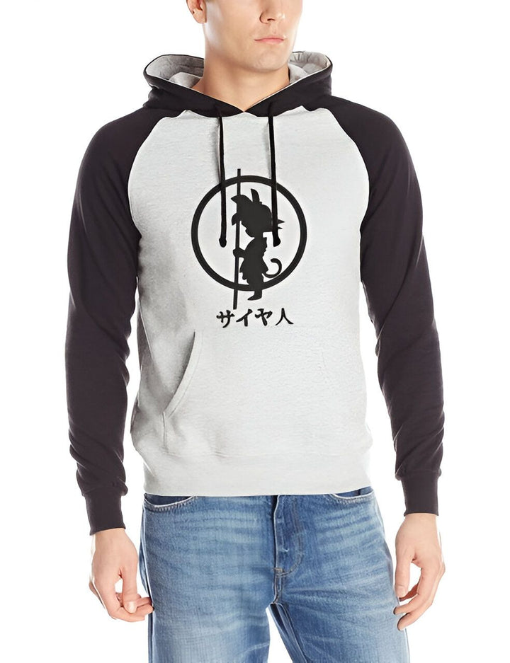 Un homme porte un sweat-shirt à capuche gris et noir avec le logo de Son Goku, un personnage de la série animée japonaise Dragon Ball Z.,SW-5181713912,SW-6679067081,SW-3450022873,SW-6866141869,SW-9577419593,SW-228553759X,SW-3122857391,SW-946280480X,SW-3122717352,SW-3345006227,SW-6754546069,SW-1111718229,SW-3306937320,SW-9643635325,SW-3886096386