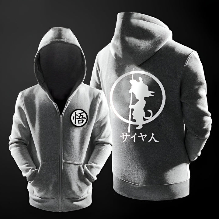 L'image montre un sweat à capuche gris avec une fermeture éclair sur le devant. Il y a un logo sur le devant et au dos. Le logo sur le devant est un cercle avec le kanji "goku" à l'intérieur. Le logo au dos est un cercle avec le kanji "saiyan" à l'intérieur.,SW-7348963781,SW-510731340X,SW-7832074922,SW-2788561873,SW-8348151567,SW-8631842095,SW-4425896386,SW-0152531505,SW-1962718662,SW-0398823073,SW-8213031237,SW-386439953X,SW-2877932915,SW-0879710411,SW-9660735693