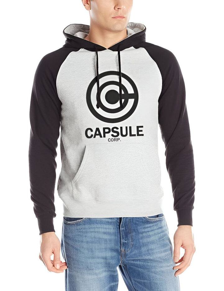 Un homme porte un sweat-shirt à capuche gris et noir avec le logo Capsule Corp.,SW-9797419487,SW-617936656X,SW-4617205446,SW-3106072369,SW-7012958677,SW-734755019X,SW-1727709462,SW-1185247459,SW-014243535X,SW-8850456549,SW-1680545167,SW-5830771004,SW-0923995692,SW-8767134394,SW-5158723818