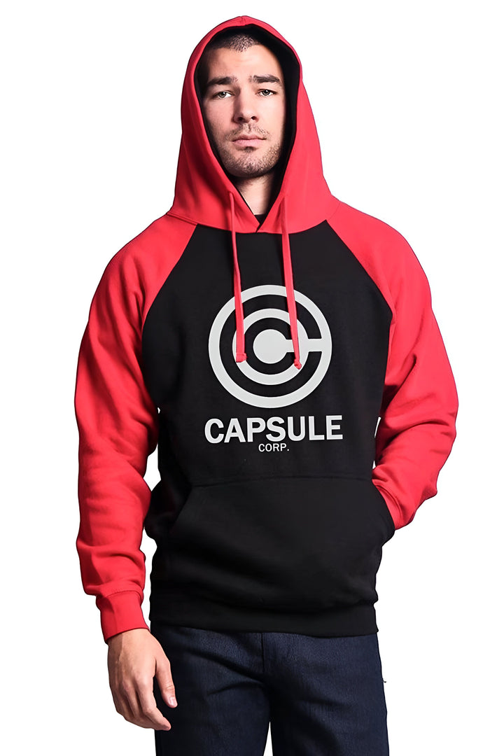 Un homme porte un sweat à capuche noir et rouge avec le logo Capsule Corp.,SW-9797419487,SW-617936656X,SW-4617205446,SW-3106072369,SW-7012958677,SW-734755019X,SW-1727709462,SW-1185247459,SW-014243535X,SW-8850456549,SW-1680545167,SW-5830771004,SW-0923995692,SW-8767134394,SW-5158723818