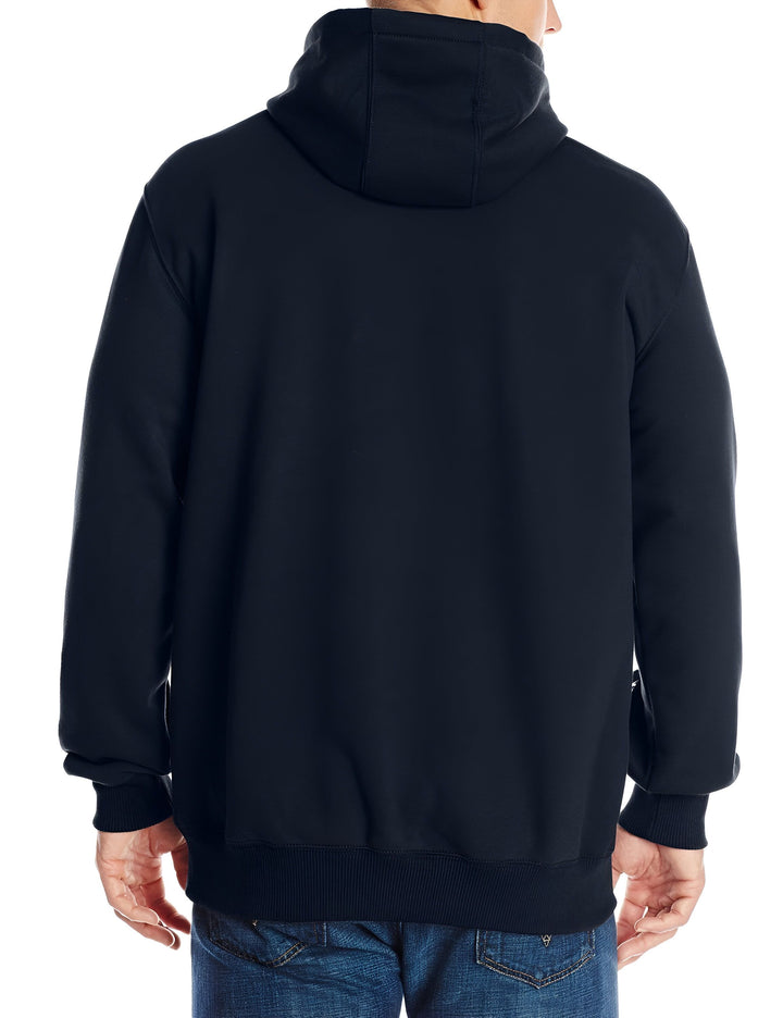 Un homme porte un sweat à capuche bleu marine avec une fermeture éclair sur le devant et une capuche à cordon de serrage. Le sweat-shirt est de la marque Carhartt et est fait d'un mélange de coton et de polyester. Il a une poche kangourou sur le devant et des poignets et un ourlet côtelés.