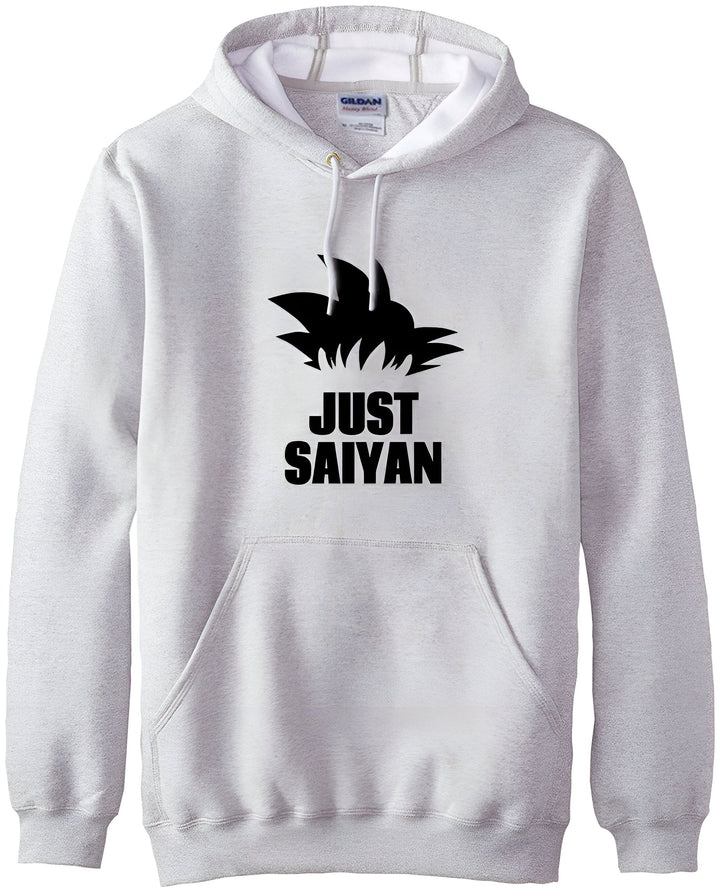 Le sweat-shirt gris à capuche présente le logo de Son Goku, le personnage principal de la série animée japonaise Dragon Ball Z. Le logo est noir et représente les cheveux de Son Goku. Le texte "Just Saiyan" est écrit en noir sous le logo.