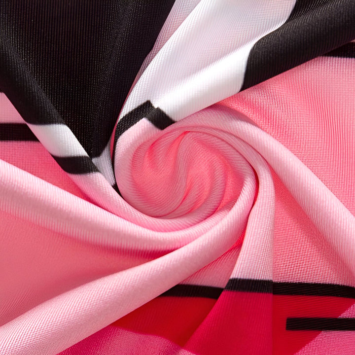 L'image montre un tissu rose avec des lignes noires et blanches. Le tissu est froissé.,T--6733770504,T--7829878838,T--6230930579,T--0225083310,T--0278268552,T--8543359074,T--5471887395,T--8273133516