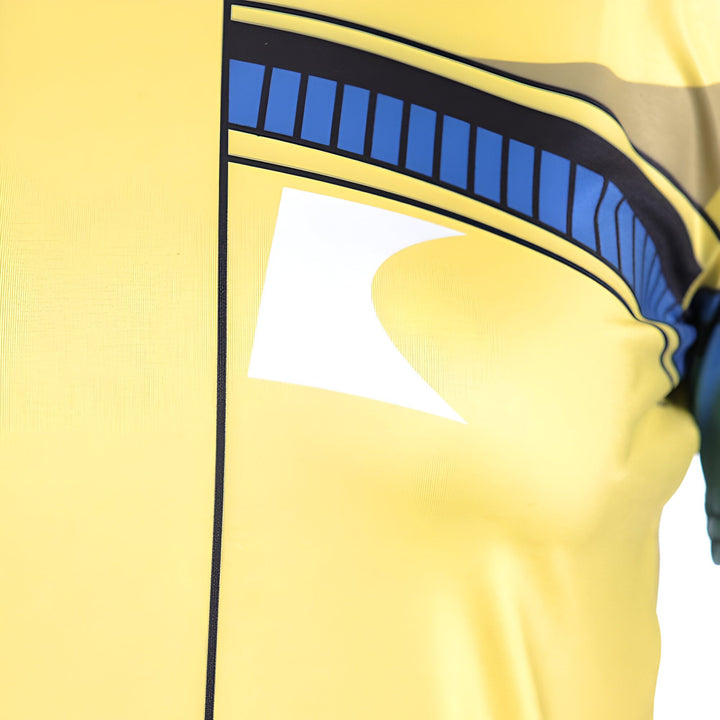 Gros plan d'un t-shirt jaune et bleu avec un motif géométrique blanc.,T--9700535177,T--2778798242,T--1892844885,T--1334420130,T--8747839880,T--1573817686,T--6747366344