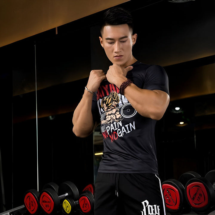 Un homme vêtu d'un t-shirt noir et d'un short noir est debout dans une salle de sport. Il a les cheveux noirs et les yeux marrons. Il est en train de s'essuyer le visage avec une serviette.,T--5590699134,T--324352038X,T--6876365573,T--4252625467,T--0584294239