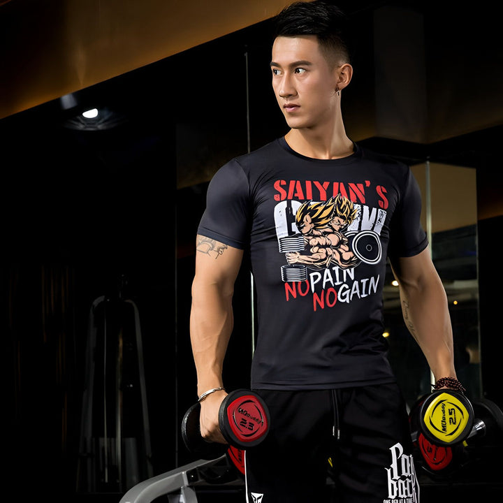 Un homme vêtu d'un t-shirt noir avec un motif de Goku et Vegeta, et le texte "Saiyan's Gym No Pain No Gain". Il porte également un short noir et des baskets noires. Il est en train de soulever des poids.,T--5590699134,T--324352038X,T--6876365573,T--4252625467,T--0584294239
