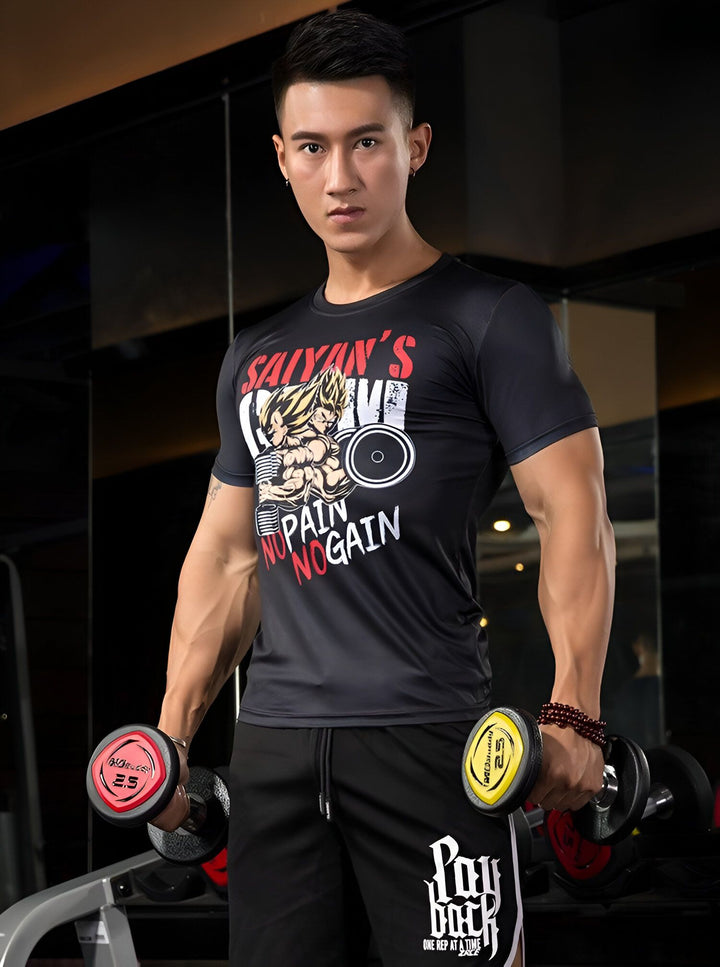 Un homme vêtu d'un t-shirt noir avec un imprimé coloré représentant un personnage de dessin animé soulève des poids dans une salle de sport. Il a les cheveux noirs et porte des bracelets rouges.,T--5590699134,T--324352038X,T--6876365573,T--4252625467,T--0584294239