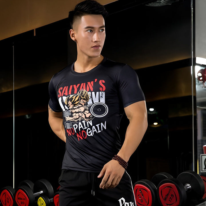 Un homme vêtu d'un t-shirt noir avec un imprimé de Son Goku, un personnage de Dragon Ball Z. Il est en train de soulever des poids dans une salle de sport.,T--5590699134,T--324352038X,T--6876365573,T--4252625467,T--0584294239