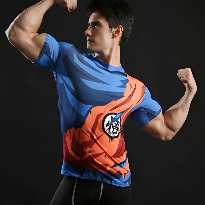 Un homme porte un t-shirt moulant bleu et orange avec le symbole de Goku, un personnage de la série animée Dragon Ball Z.,T--1380870534,T--521865387X,T--4877095306,T--4903942341,T--5528296277,T--460379844X