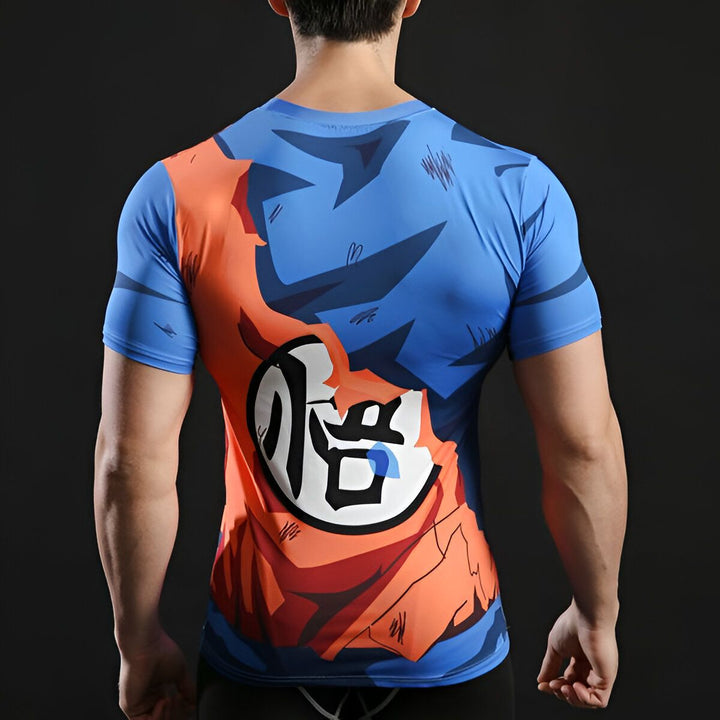 Une image d'un homme portant un t-shirt moulant bleu et orange avec un motif de Son Goku, un personnage de la série animée Dragon Ball Z.,T--1380870534,T--521865387X,T--4877095306,T--4903942341,T--5528296277,T--460379844X