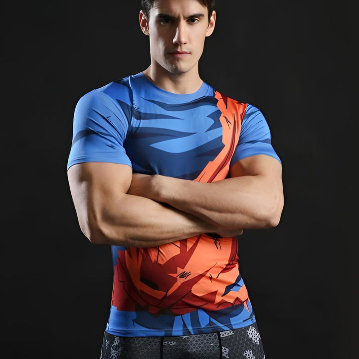 Un homme porte un t-shirt moulant bleu et orange avec le personnage de Son Goku de Dragon Ball Z.,T--1380870534,T--521865387X,T--4877095306,T--4903942341,T--5528296277,T--460379844X