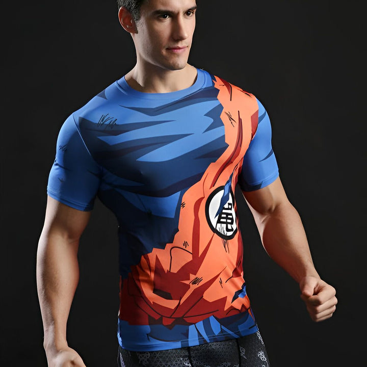 Un homme porte un t-shirt moulant bleu et orange avec le logo de Son Goku, un personnage de la série animée Dragon Ball Z.,T--1380870534,T--521865387X,T--4877095306,T--4903942341,T--5528296277,T--460379844X