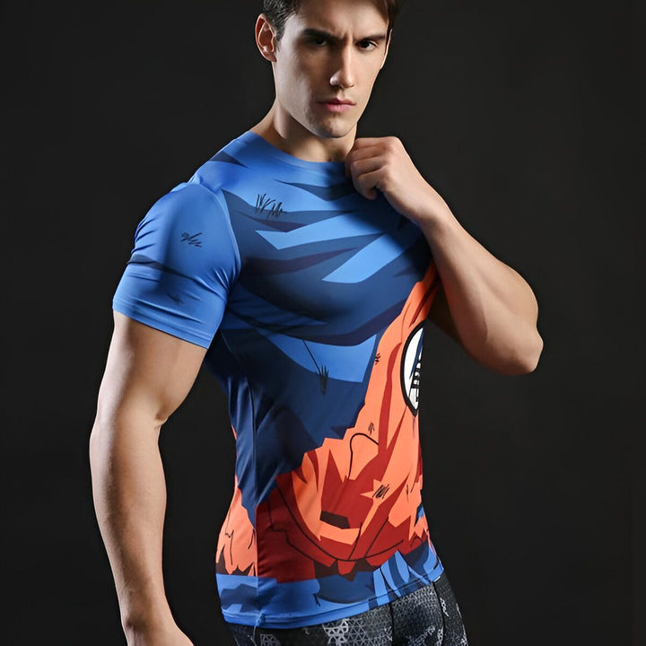 Un homme porte un t-shirt moulant bleu et orange avec un motif de Son Goku, un personnage de la série animée Dragon Ball Z.,T--1380870534,T--521865387X,T--4877095306,T--4903942341,T--5528296277,T--460379844X