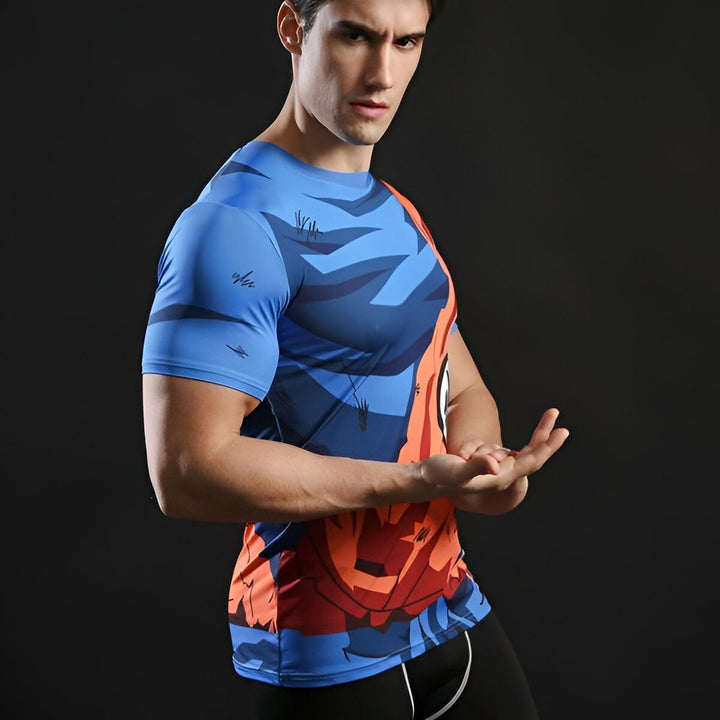 Un homme porte un t-shirt moulant bleu et orange avec un motif de Goku, un personnage de la série animée Dragon Ball Z.,T--1380870534,T--521865387X,T--4877095306,T--4903942341,T--5528296277,T--460379844X