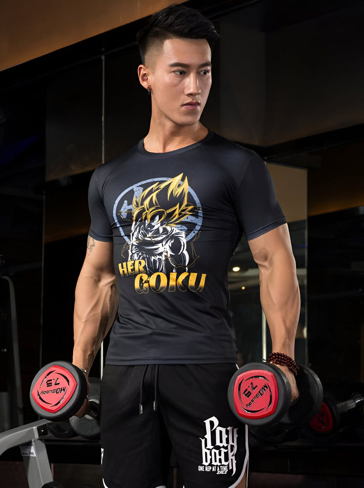 Un jeune homme vêtu d'un t-shirt noir et d'un short noir est en train de soulever des poids. Le t-shirt est imprimé avec un personnage de dessin animé japonais, Son Goku.,T--6385992314,T--5409012429,T--8941100372,T--2449858466,T--4258436259