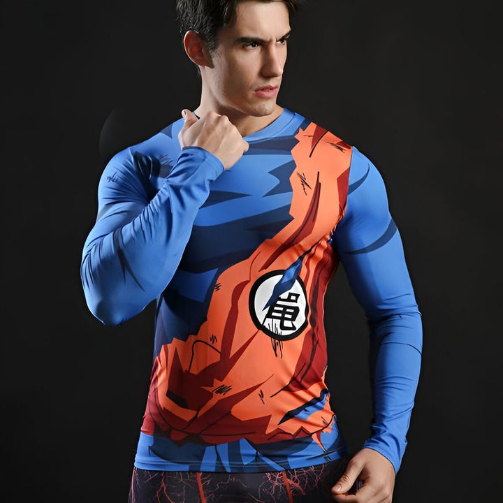Un homme porte un t-shirt moulant bleu et orange avec un motif de Goku, un personnage de Dragon Ball Z.,T--2803507714,T--8398411740,T--2374915433,T--9826441317,T--0349148333,T--9907399337