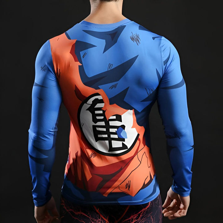 Un homme porte un t-shirt moulant bleu et orange avec un motif de Goku, un personnage de Dragon Ball Z.,T--2803507714,T--8398411740,T--2374915433,T--9826441317,T--0349148333,T--9907399337