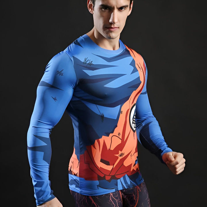 Une image d'un homme portant un t-shirt moulant bleu et orange. Le t-shirt représente le personnage de Son Goku, un personnage de la série animée Dragon Ball Z.,T--2803507714,T--8398411740,T--2374915433,T--9826441317,T--0349148333,T--9907399337