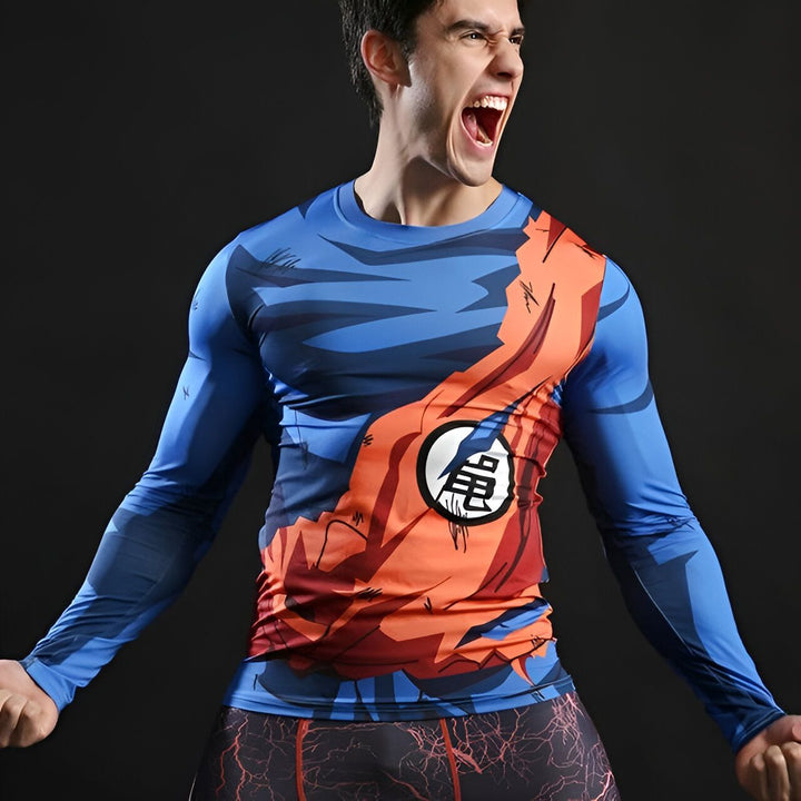 Un homme porte un t-shirt moulant bleu et orange avec un motif de Goku, un personnage de Dragon Ball Z.,T--2803507714,T--8398411740,T--2374915433,T--9826441317,T--0349148333,T--9907399337