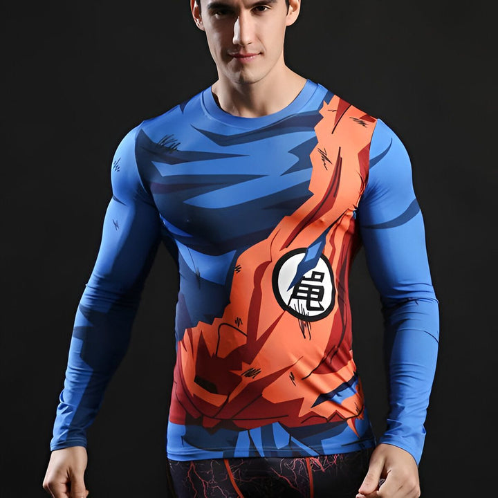 Un homme porte un t-shirt moulant bleu et orange avec un motif de Goku, un personnage de Dragon Ball Z.,T--2803507714,T--8398411740,T--2374915433,T--9826441317,T--0349148333,T--9907399337