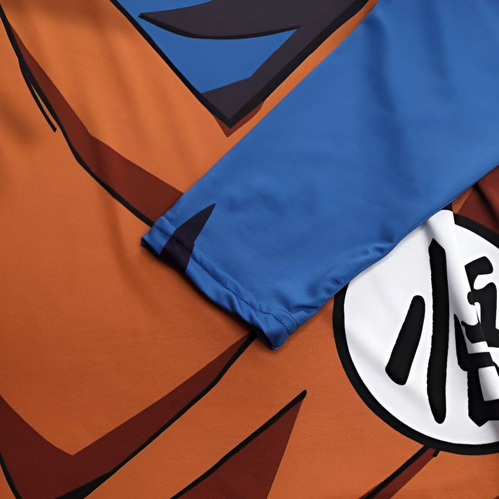 Gros plan sur la manche droite d'un t-shirt Dragon Ball Z orange et bleu.,T--8906611463,T--5413484437,T--624207298X,T--6461536043,T--0012900893,T--5468756234,T--8118269361,T--0550784969