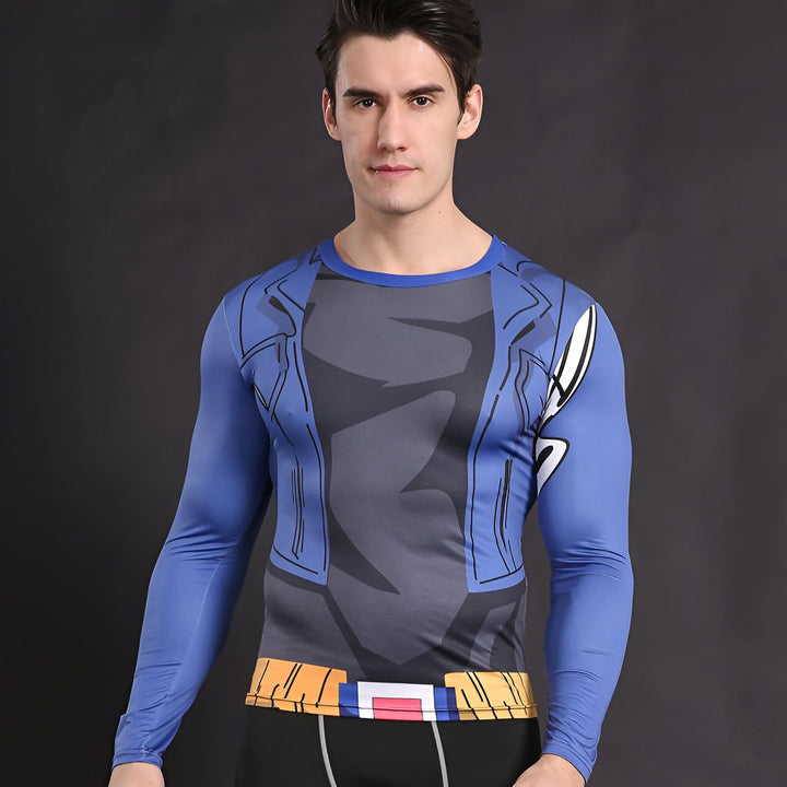 Un homme porte un t-shirt moulant bleu et noir avec une image du personnage de Dragon Ball Z, Trunks.,T--2421923085,T--1373823909,T--5574957353,T--5952092276,T--0610338498,T--9879632451