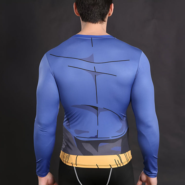 L'image montre un homme portant un t-shirt moulant bleu et noir avec le logo de Batman.,T--2421923085,T--1373823909,T--5574957353,T--5952092276,T--0610338498,T--9879632451