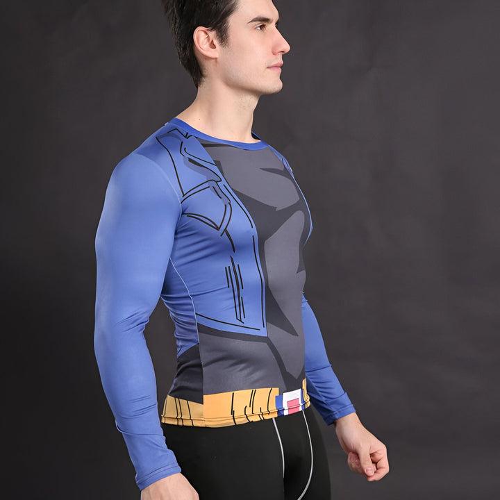 Un homme porte un t-shirt moulant bleu et noir avec des motifs de super-héros.,T--2421923085,T--1373823909,T--5574957353,T--5952092276,T--0610338498,T--9879632451